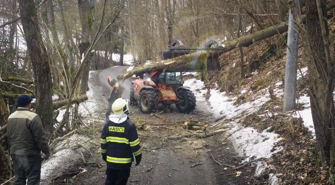 Hasiči v Hanušovicích odstraňovali násleky vichřice