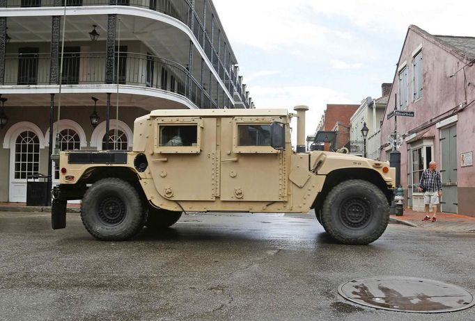 A Louisiana National Guard humvee drives down Bourbon Street in the French Quarter as Hurricane Isaac approaches New Orleans, Louisiana, August 28, 2012. Hurricane Isaac gathered strength as it bore down on New Orleans on Tuesday, bringing high winds and soaking rains that will pose the first major test to the city's multibillion-dollar flood protections, seven years after Katrina devastated the U.S. Gulf Coast. REUTERS/Jonathan Bachman (UNITED STATES - Tags: ENVIRONMENT DISASTER) Published: Srp. 28, 2012, 11:39 odp.