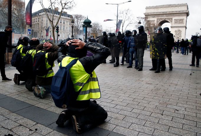 Protest hnutí žlutých vest v Paříži - 8. prosinec