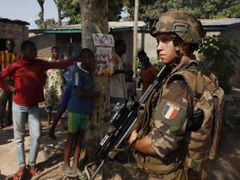 Francouzský voják v ulicích středoafrické metropole Bangui.