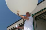 Vše je připraveno k vypuštění. Sonda - ta malá bílá krabička - je pod balónem umístěna v dostatečné vzdálenosti, aby nemohla teplota balónu ovlivnit senzory sondy, která kromě teploty měří tlak, vlhkost a vítr.