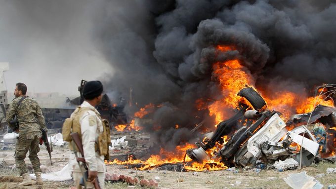 Příslušníci iráckých šíitských milic kolem automobilu se sebevražedným atentátníkem Islámského státu.