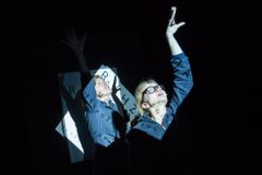 Hamburské divadlo v Praze uvedlo Tanec v temnotách, inscenace pracuje se slepotou