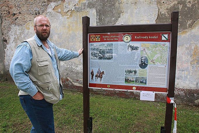 Zastupitelé lákají turisty do míst s pohnutou vojenskou historií. Ralskem - Kuřivody vede vojenská naučná stezka, ovšem po stopách bojů roku 1866, historie spojená s Rudou armádou je pro místní příliš všední. Místostarosta Ralska Zdeněk Novotný