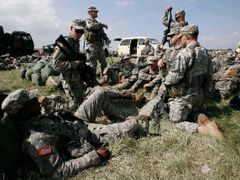 Vojáci USA budou nejen distribuovat pomoc, ale také pomáhat se zajišťováním bezpečnosti.