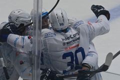 Plzeň ztratila třígólový náskok, přesto Třinec porazila. Z favoritů padly i Pardubice