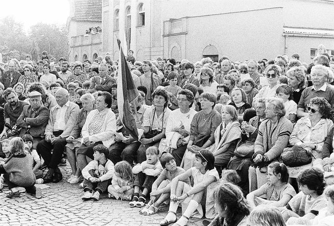 Unikátní fotografie ze zákulisí Václava Havla z období Sametové revoluce. Období mezi léty 1989-90.