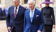 Trumpův hostitel, britský král Karel III., prezidenta přivítal v královské modři – oblékl modrý oblek.