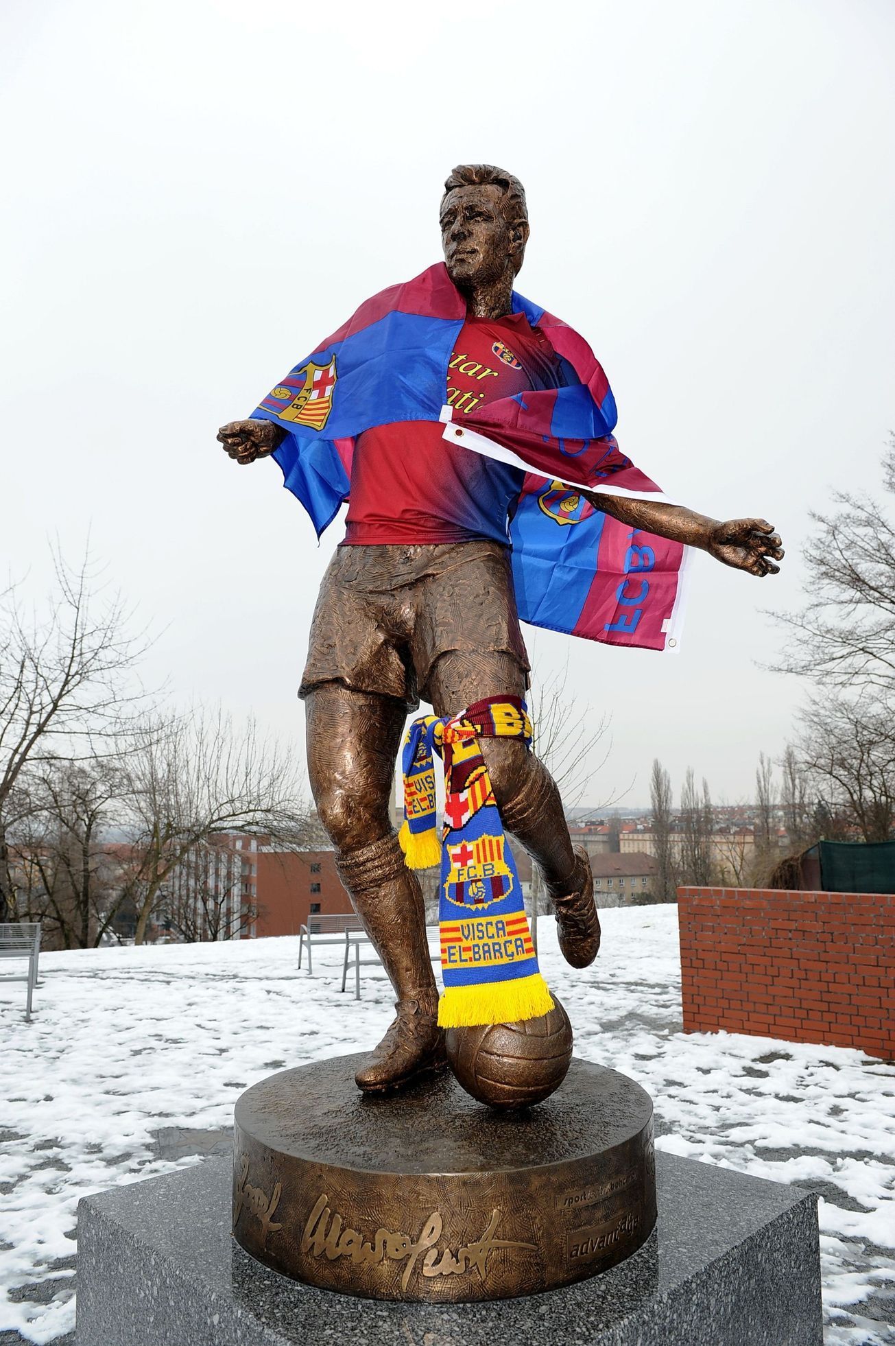 Jakub Kohák zdobil sochu Josefa Masopusta do barev Barcelony