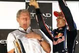Stáj Red Bull tak po vítězství v Poháru konstruktérů získala i individuální prvenství, a tak není divu, že byli Vettel s týmovým ředitelem Helmutem Markem ve velké euforii.
