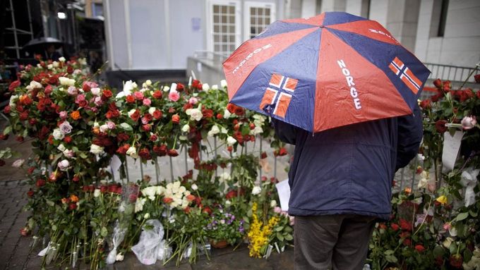 Ačkoliv pršelo, přišlo píseň proti Breivikovi v Oslu zazpívat 40 tisíc lidí.