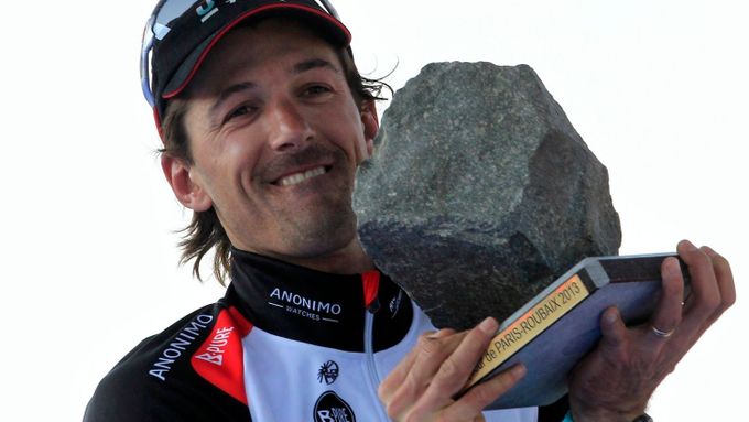Už potřetí se stal vítězem tradiční klasiky Paříž-Roubaix Švýcar Fabian Cancellara.