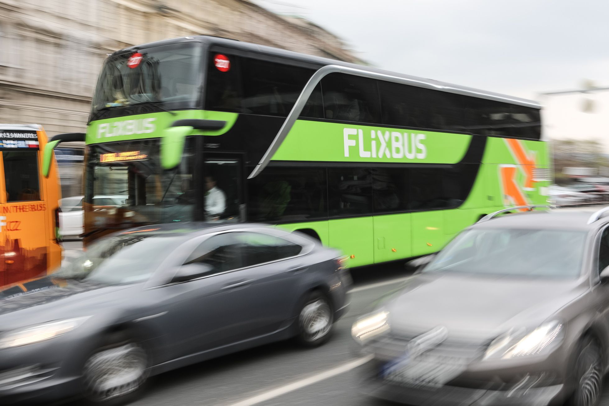 Ilustrační foto - doprava, jízda autem, auto, magistrála, zácpa - Flixbus