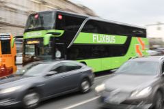 Finančník Schönfeld koupí od fotbalisty Steinera půlku autobusů jezdících pro FlixBus