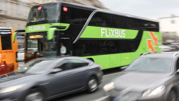 Finančník Schönfeld koupí od fotbalisty Steinera půlku autobusů jezdících pro FlixBus
