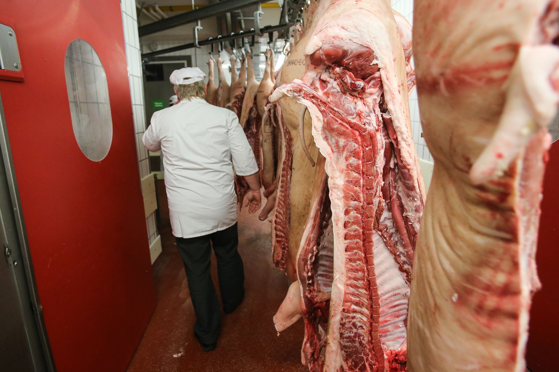 Hyperkmarket Globus - příprava masa, řeznictví, řezník Pavel Holeček