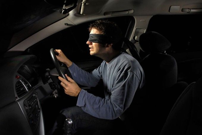 řízení s páskou na oči