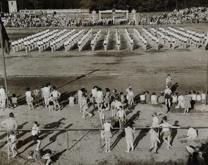 Spartakiáda na stadionu Nové huti v Zábřehu (1960).