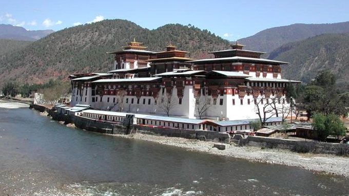 Bhútánský král Džigme Singhje Vangčuk se snaží postupně převést své horské království do moderního světa.