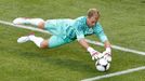 Brankář Joe Hart chytá jednu ze střel Francie během utkání Francie - Anglie v základní skupině D na Euru 2012.