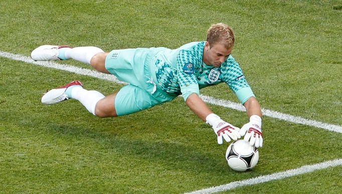 Brankář Joe Hart chytá jednu ze střel Francie během utkání Francie - Anglie v základní skupině D na Euru 2012.