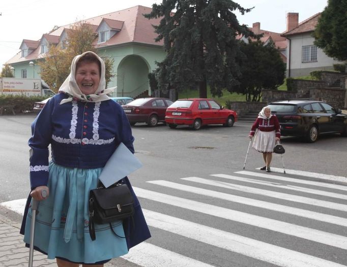 U voleb ve Vacenovicích na Hodonínsku se mezi prvními objevily čtyři seniorky nastrojené do slavnostních krojů.