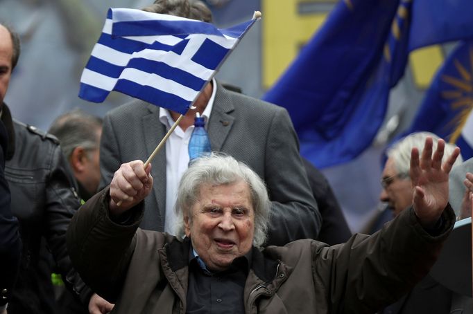 Mikis Theodorakis na demonstraci v roce 2018.