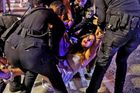 Jednoho z protestujících zatkla policie a odvezla na stanici Lev Tel Aviv v centru města. "Drtivá většina veřejnosti požaduje ukončení této krvavé války a návrat našich bratrů a sester domů. Ale vůle lidu nezajímá nejodtažitější a nejkrutější vládu v historii země," uvádí se v oficiálním prohlášení.