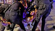 Jednoho z protestujících zatkla policie a odvezla na stanici Lev Tel Aviv v centru města. "Drtivá většina veřejnosti požaduje ukončení této krvavé války a návrat našich bratrů a sester domů. Ale vůle lidu nezajímá nejodtažitější a nejkrutější vládu v historii země," uvádí se v oficiálním prohlášení.