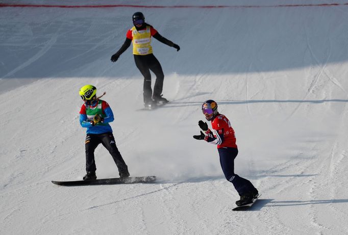 Eva Samková (v červeném) v závodě SP ve snowboardcrossu v Číně