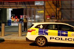 Muž pobodal v Manchesteru tři lidi. Policisté ho zneškodnili sprejem a paralyzérem