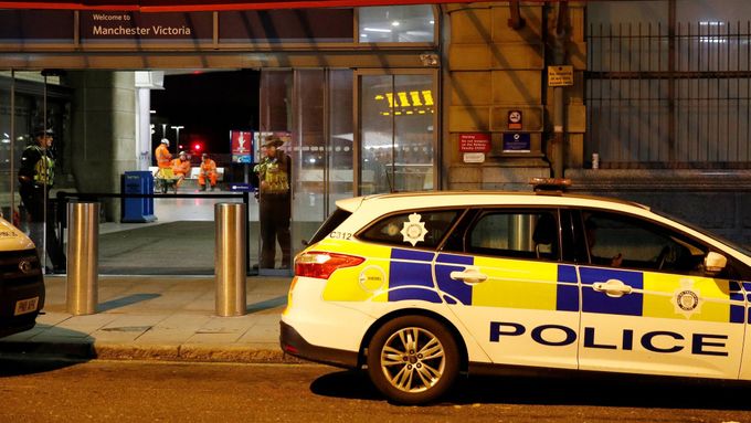Policisté hlídkují na místě činu - před nádražím Manchester Victoria.
