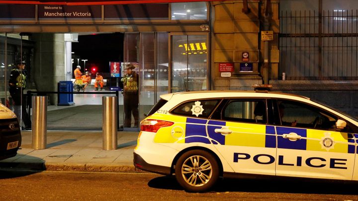 Muž pobodal v Manchesteru tři lidi. Policisté ho zneškodnili sprejem a paralyzérem