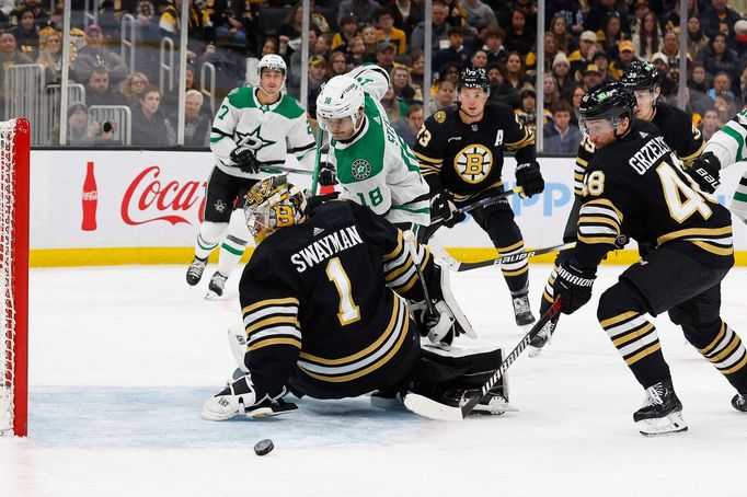 Skrumáž před brankou Jeremyho Swaymana v zápase Boston - Dallas