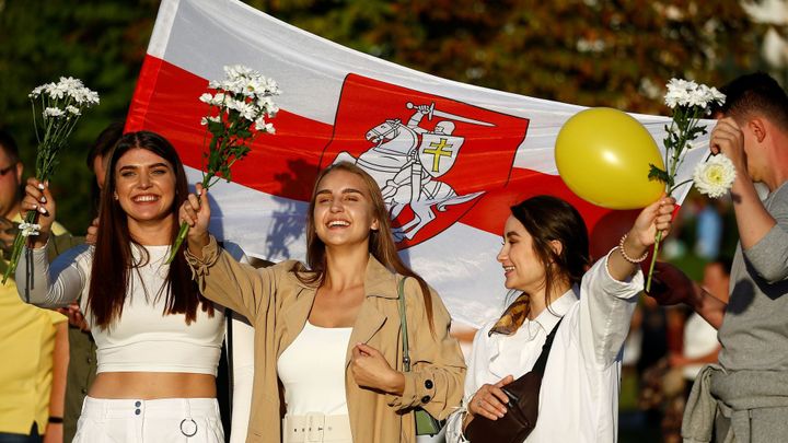 Běloruský režim slíbil, že propustí zatčené demonstranty. Přibývají zprávy o mučení