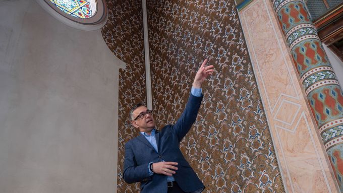 Zvenku synagoga, uvnitř arabský svět. Syn přeživší "šoa" oživuje modlitebnu v Čáslavi