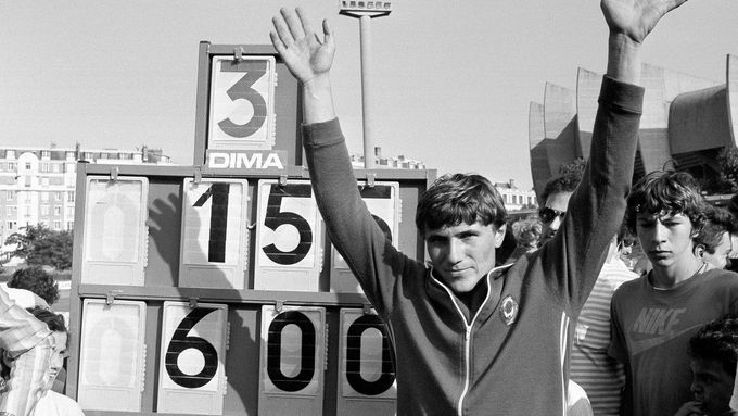 Sergej Bubka na mítinku v Paříži v roce 1985 jako první překonal šest metrů
