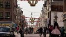 A street is decorated with golden crowns and red, white and blue banners in the city centre in Amsterdam April 24, 2013. The Netherlands is preparing for Queen's Day on April 30, which will also mark the abdication of Queen Beatrix and the investiture of her eldest son Willem-Alexander. REUTERS/Cris Toala Olivares (NETHERLANDS - Tags: ROYALS POLITICS TRAVEL TRANSPORT) Published: Dub. 24, 2013, 7:55 odp.