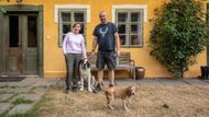 Kdysi to bylo jen místo na letní prázdniny. Rozpadlý statek, kde stavby měly křivé stěny, a zdálo se, že se tu už nic nového zrodit nemůže. Jenže právě tady, v malebné Líšnici, rodina Abtova našla svůj vysněný domov.