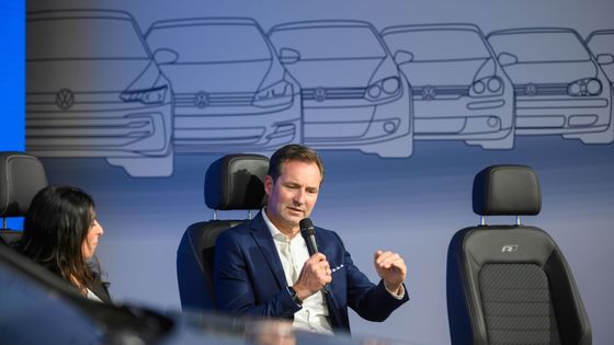 Sám proti 70 tisícům. Šéfa VW dnes čeká nepříjemná návštěva Wolfsburgu