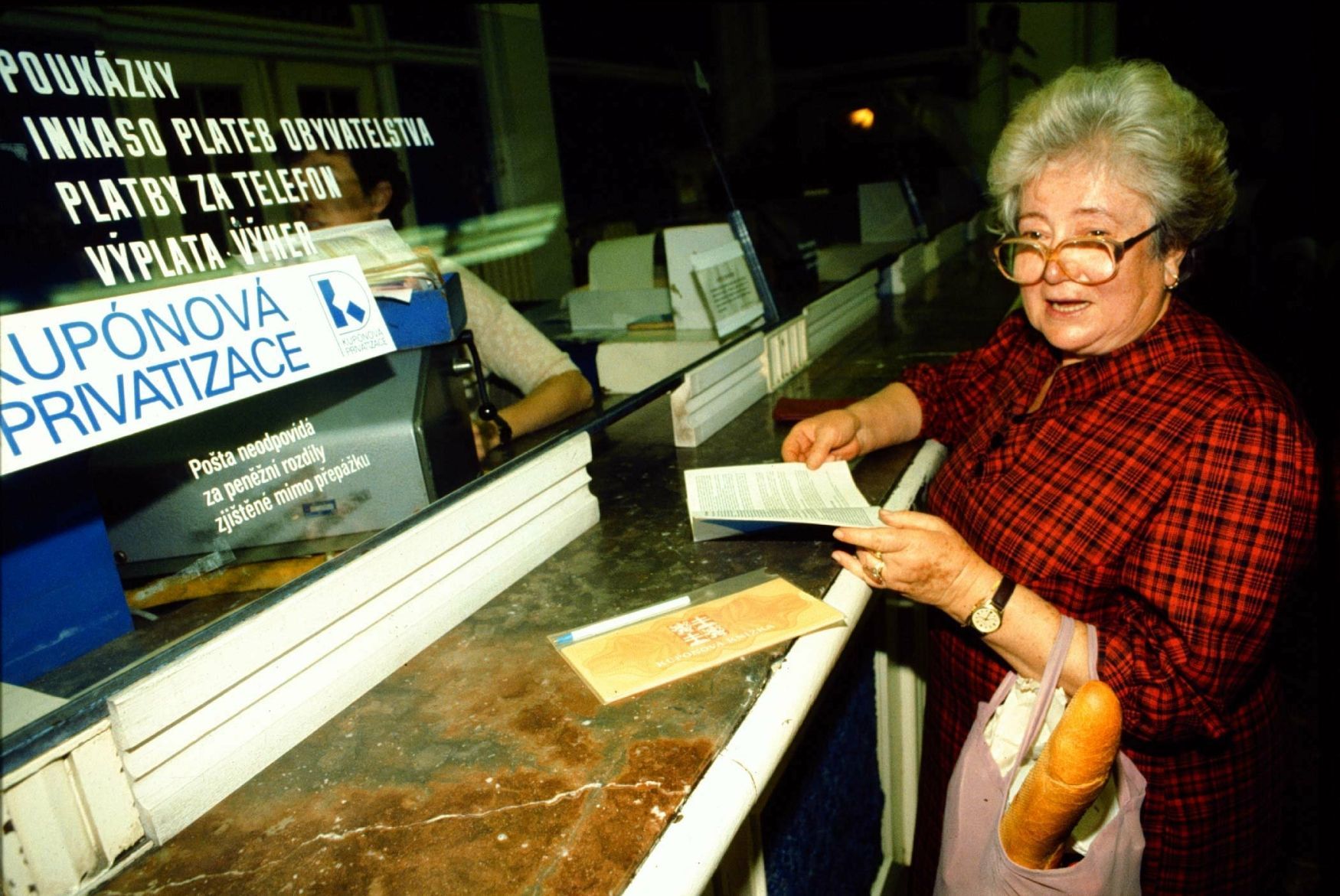 Fotogalerie / Kuponová privatizace / Před 30 lety bylo zahájeno předkolo kupónové privatizace