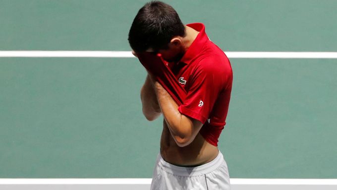 Zklamaný Novak Djokovič skrývá tvář po prohře v rozhodující čtyřhře
