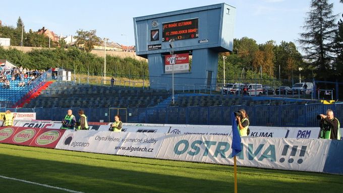 Prohlédněte si galerii ze zápasu 5. kola Synot ligy, v němž fotbalisté Baníku Ostrava bez svých skalních fanoušků porazili brněnskou Zbrojovku 1:0.
