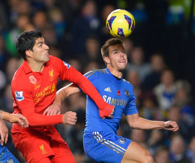 Fotbalista Chelsea Cesar Azpilicueta v souboji s Luisem Suárezem v utkání proti Liverpoolu v anglické Premier League 2012/13.