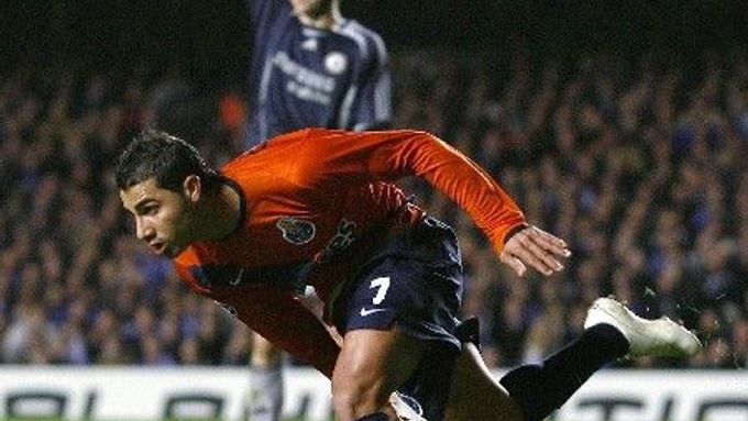 Ricardo Quaresma z FC Porto (vpředu) slaví gól v odvetě osmifinále Ligy mistrů proti Chelsea. Vzadu reklamuje ofsajd český brankář londýnského klubu Petr Čech.