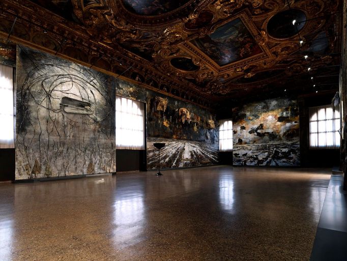 Anselm Kiefer v roce 2022 překryl renesanční fresky výstavou v benátském Dóžecím paláci.