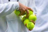 Každých devět gemů hráči dostanou na Wimbledonu nové míče. Konkrétně jich musí být k dispozici 54 250. Ale pojďme nejslavnějším tenisovým turnajem světa po pořádku...