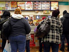 Obezita se v USA šíří jako epidemie. Jednou z příčin je stravování v populárních fast foodech. 