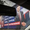 Předvolební billboard strany Právo a spravedlnost (PiS) a na něm Mateusz Morawiecki.