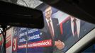 Předvolební billboard strany Právo a spravedlnost (PiS) a na něm Mateusz Morawiecki.